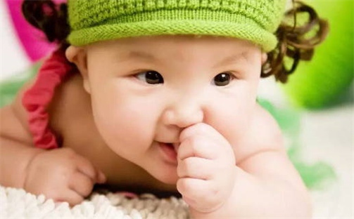 水墨丹青中的侯姓女子